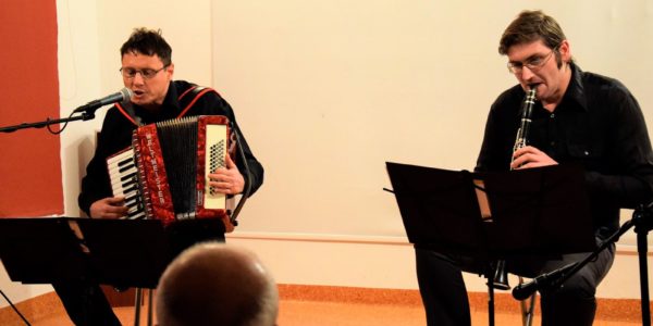 Recital poezji śpiewanej w borneńskiej  bibliotece